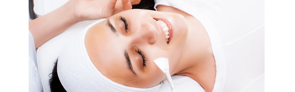 Zabiegi kosmetyczne na wiosnę – kobieta podczas zabiegu